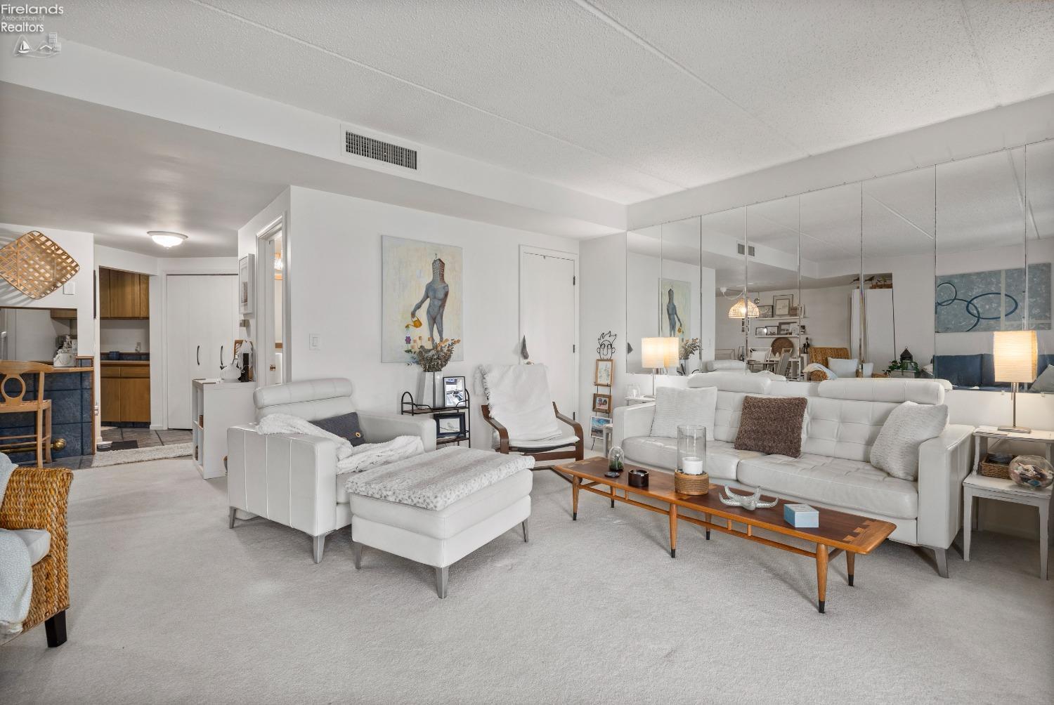 711 W Lakeshore Drive 106