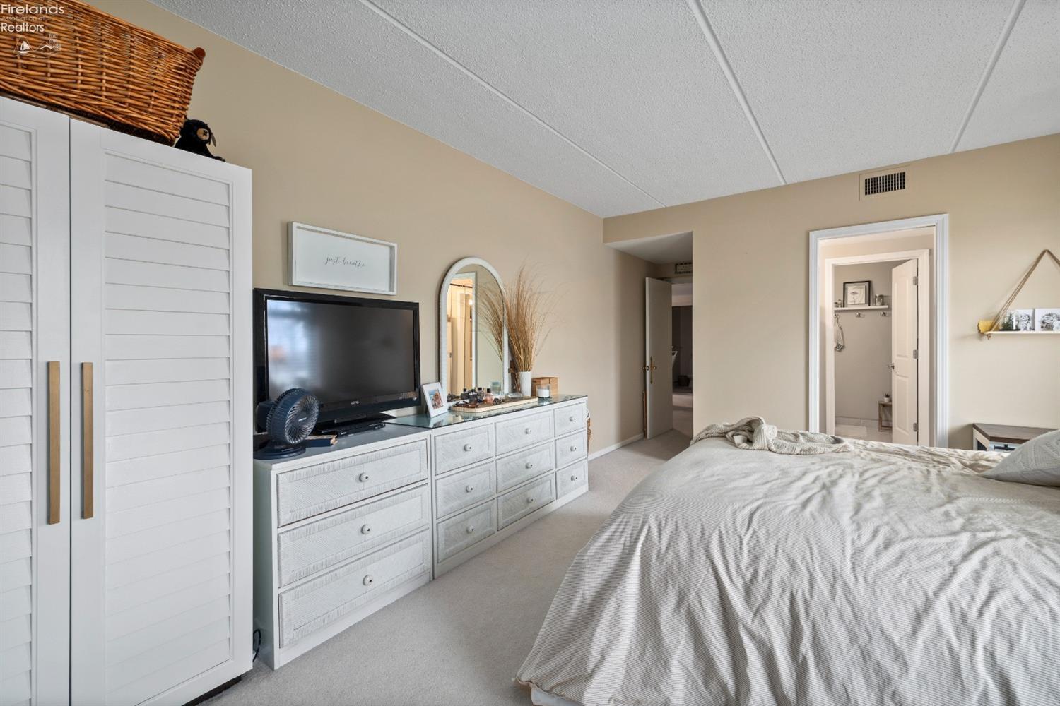 711 W Lakeshore Drive 106