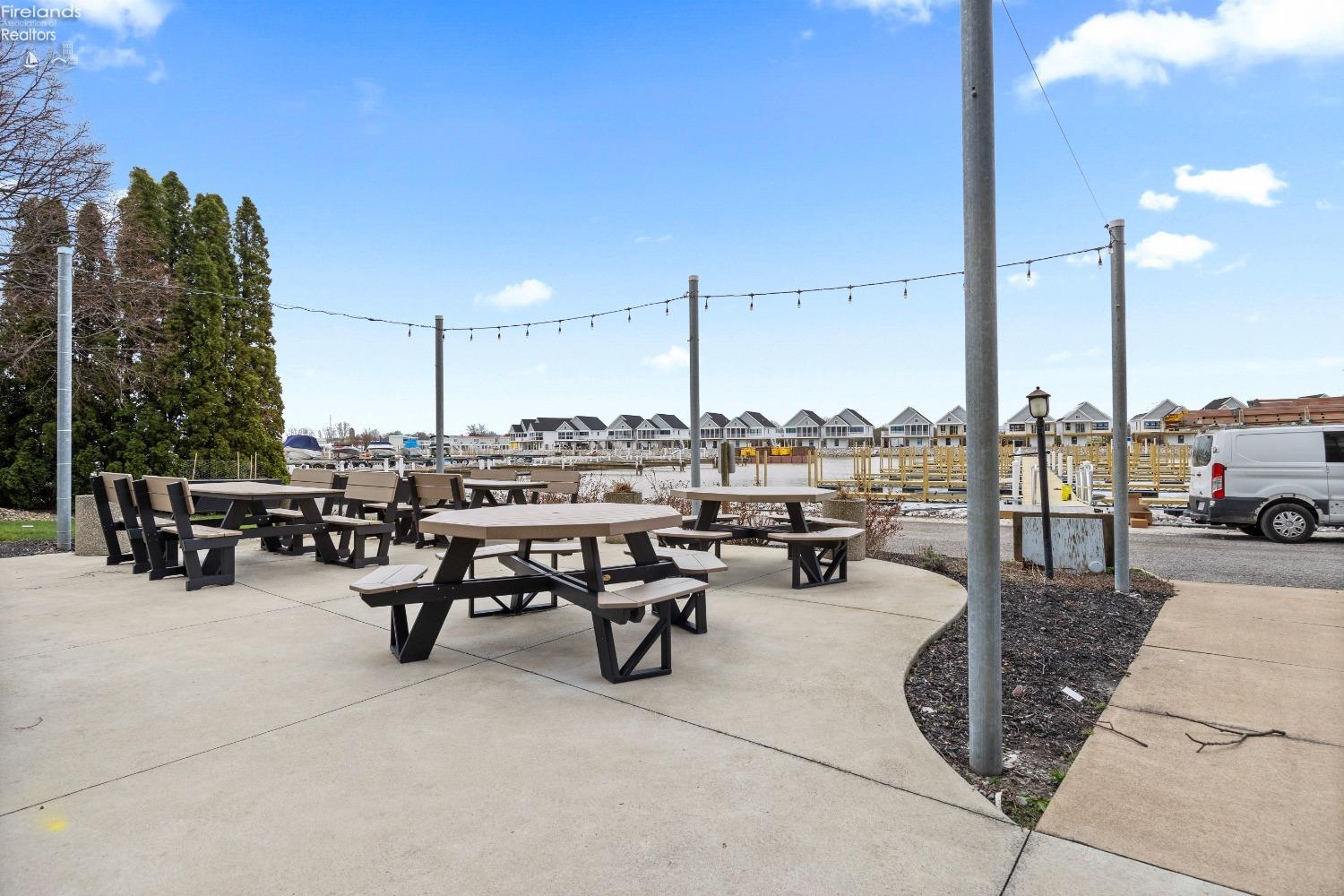 711 W Lakeshore Drive 106