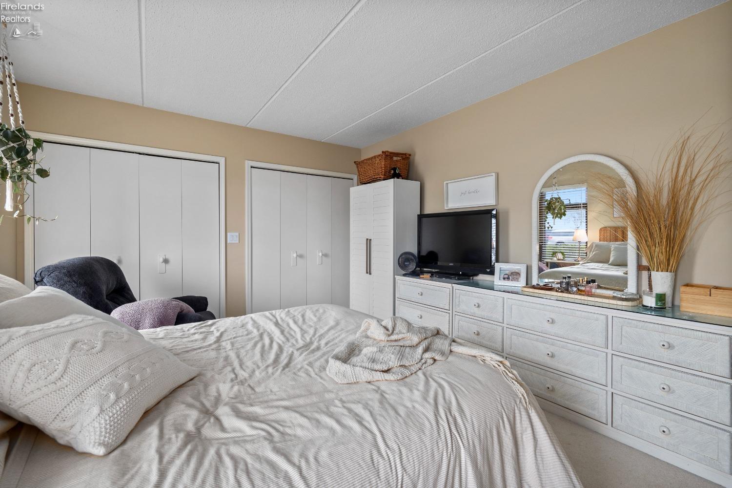 711 W Lakeshore Drive 106