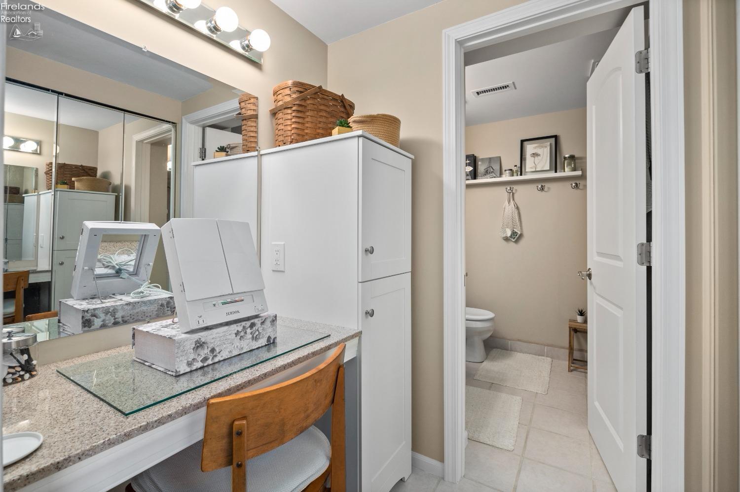 711 W Lakeshore Drive 106