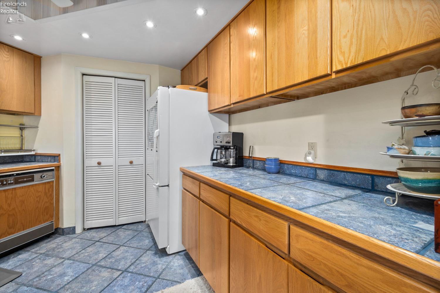 711 W Lakeshore Drive 106