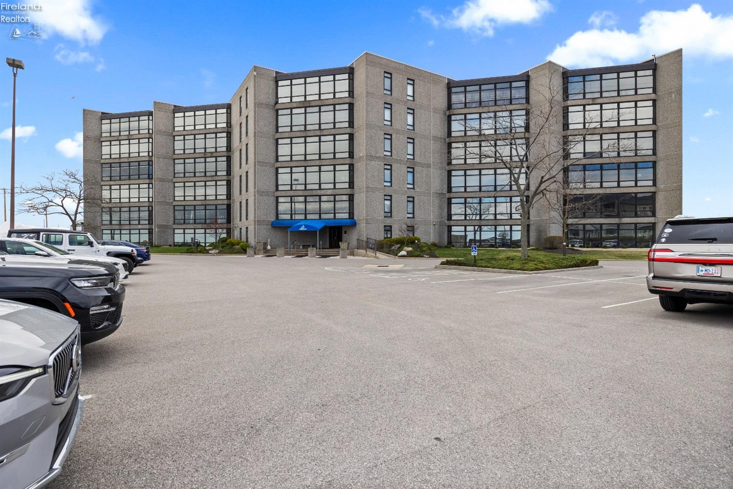 711 W Lakeshore Drive 106