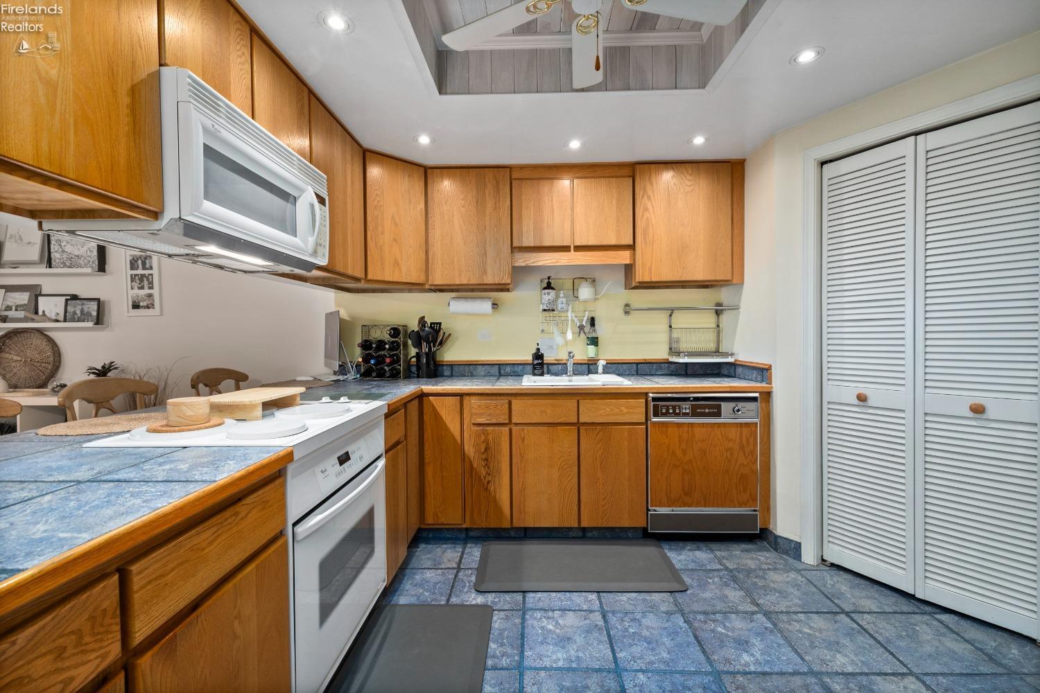 711 W Lakeshore Drive 106