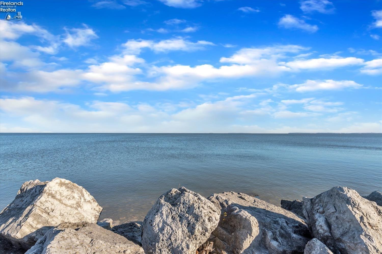 711 W Lakeshore Drive 106