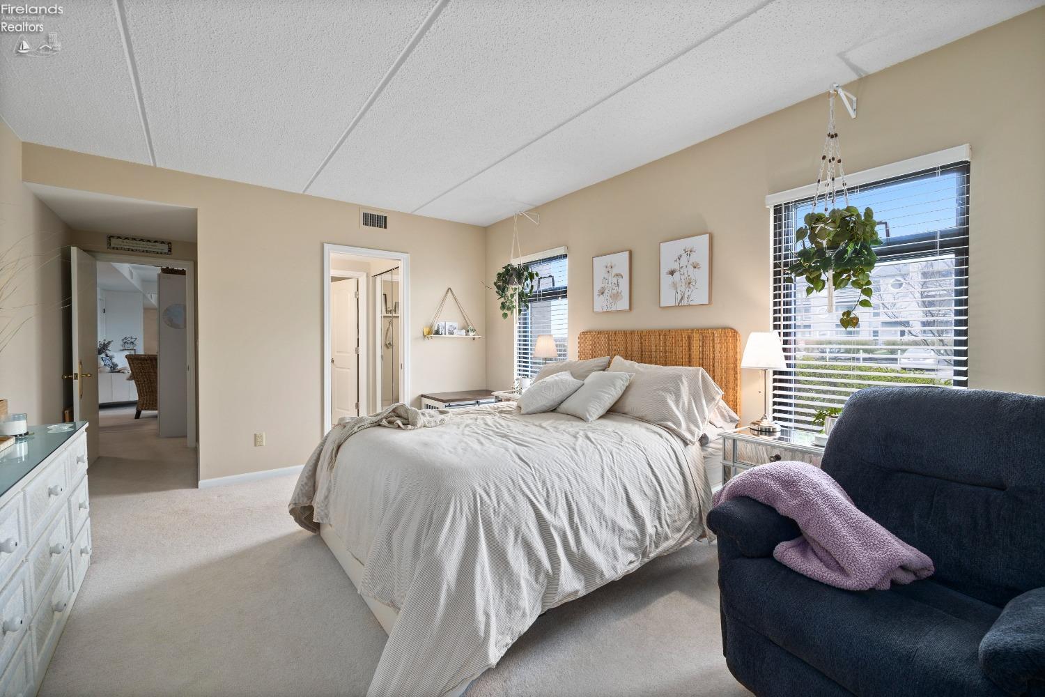 711 W Lakeshore Drive 106