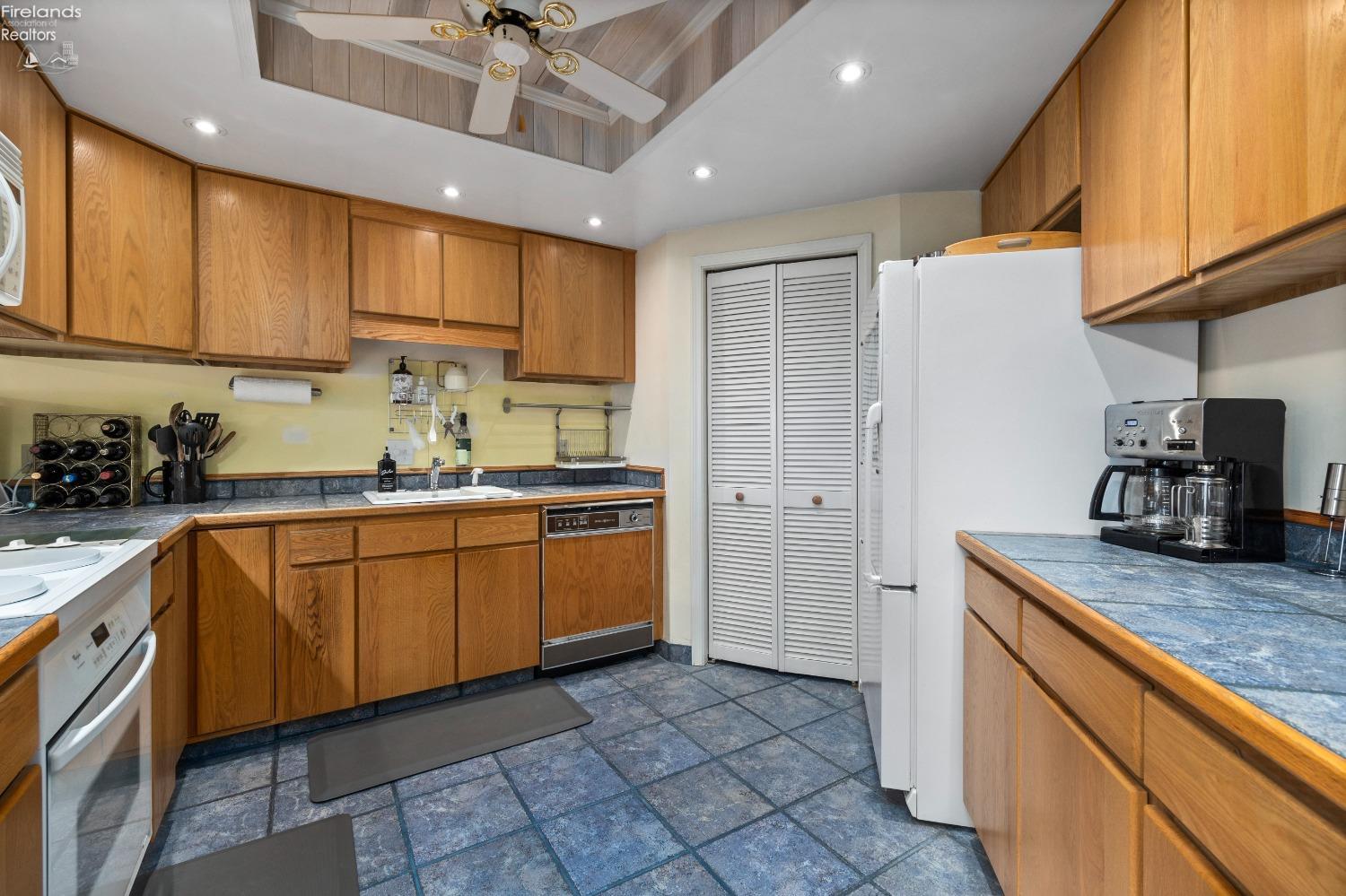 711 W Lakeshore Drive 106