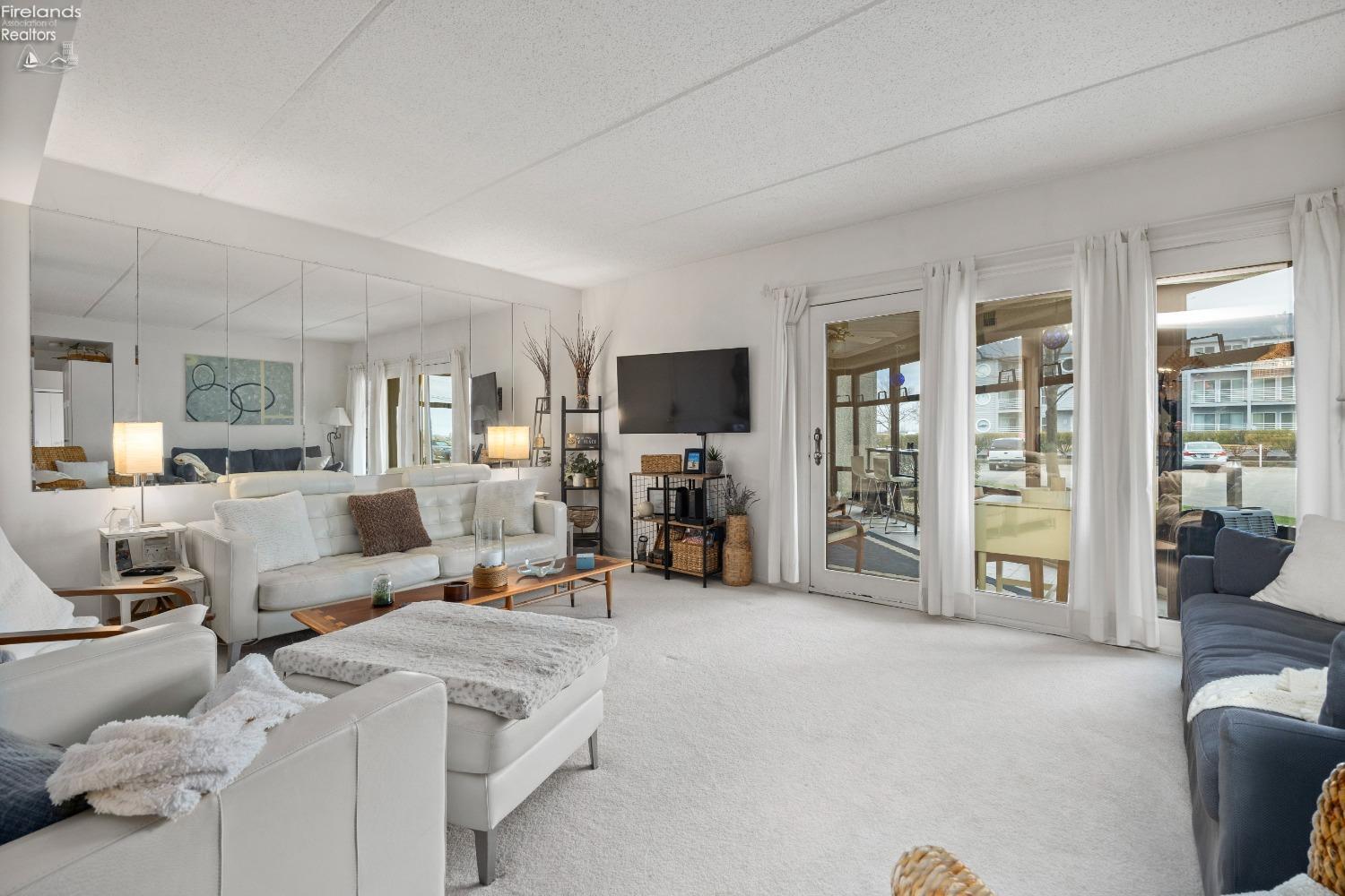 711 W Lakeshore Drive 106