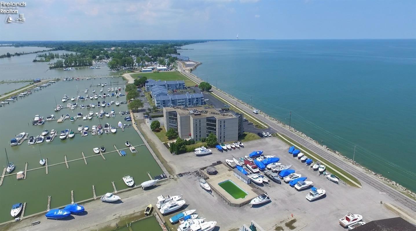 711 W Lakeshore Drive 106