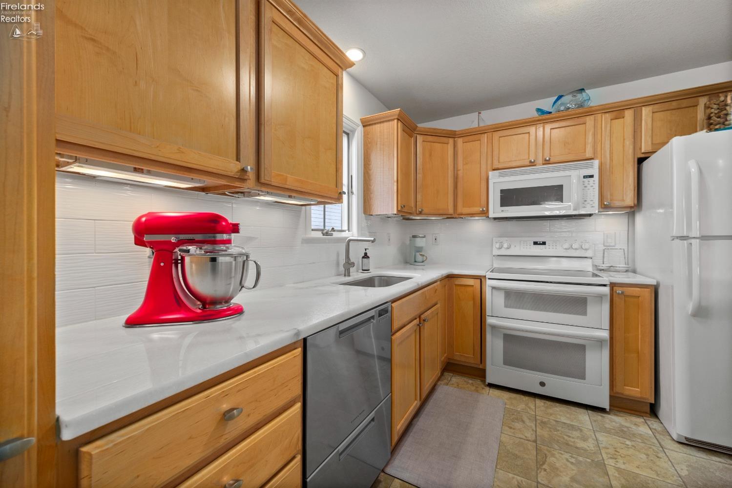 10654 E Bayshore Road 85