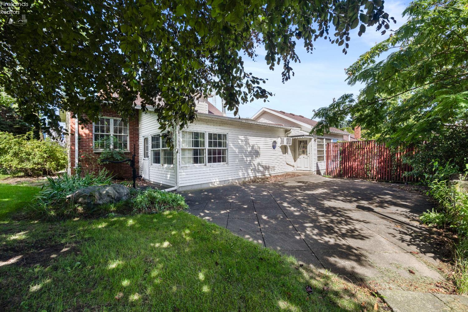 718 Vine Avenue