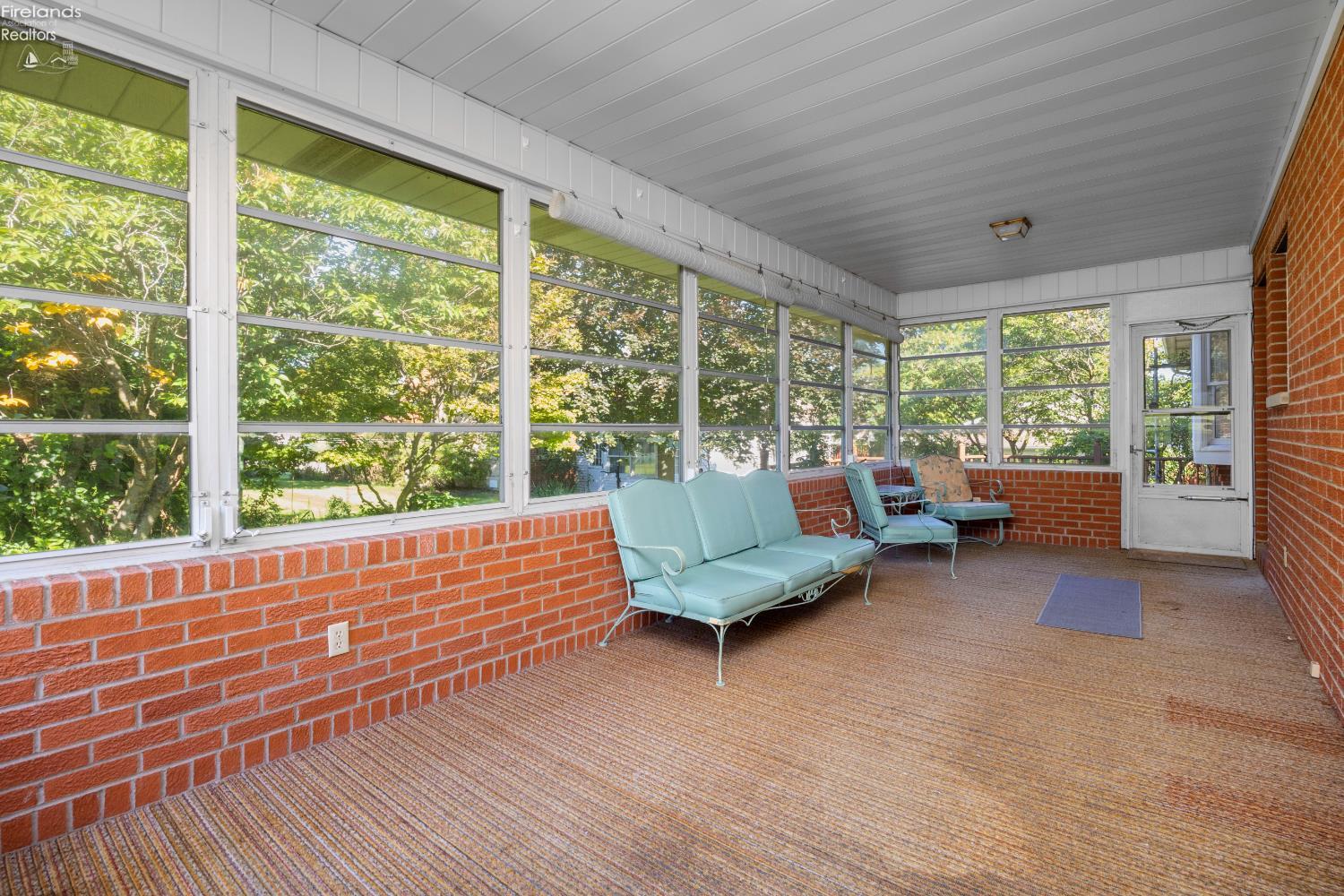 718 Vine Avenue