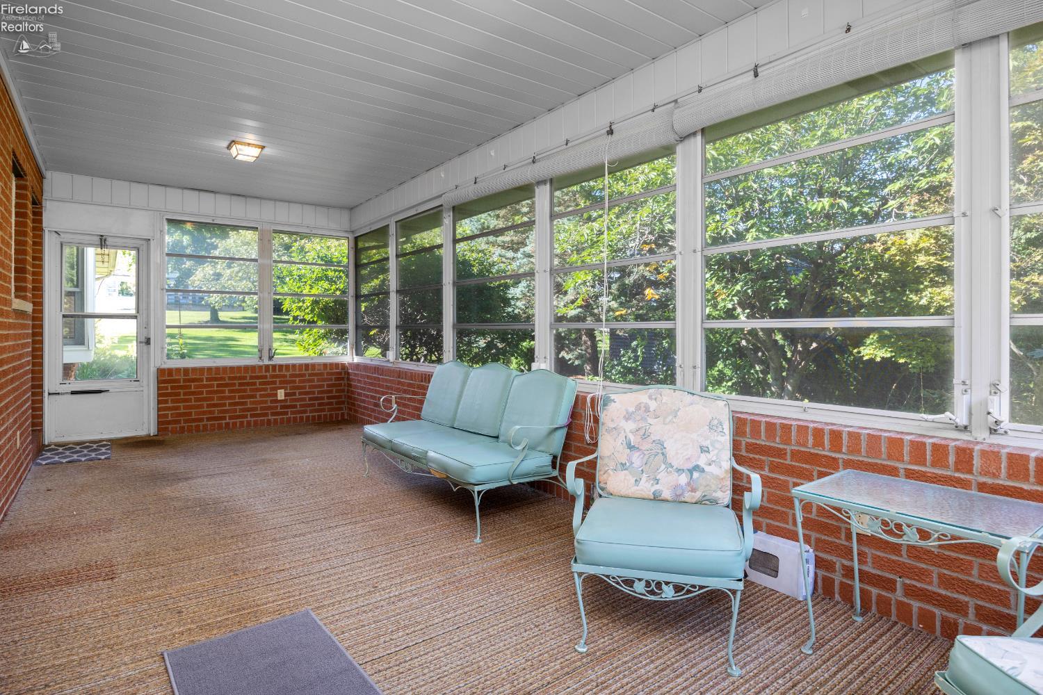 718 Vine Avenue