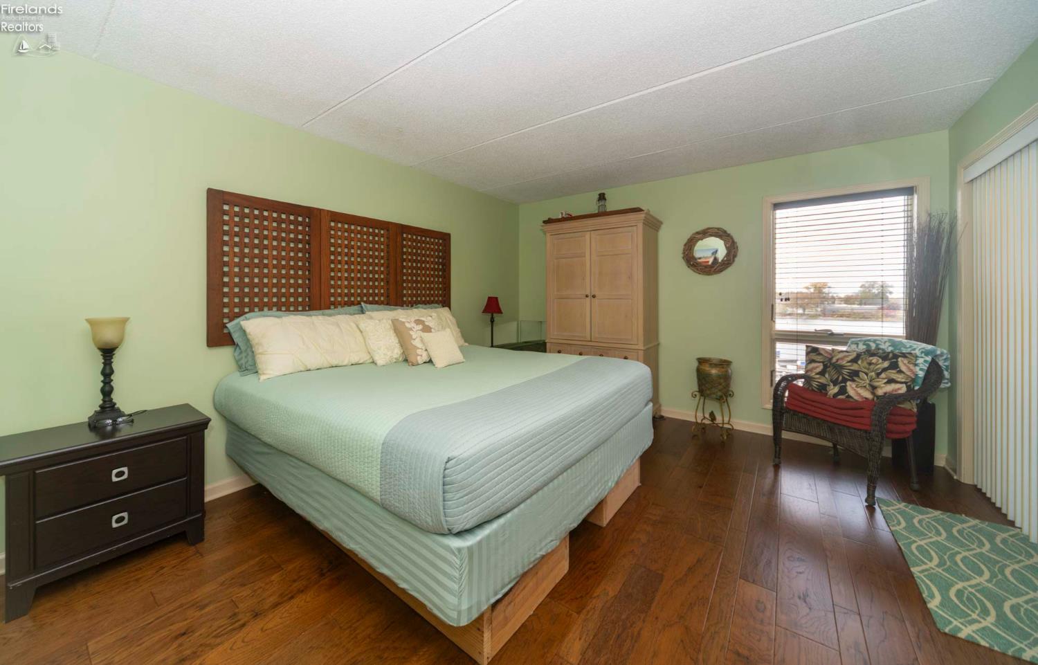 60 Marina Point
