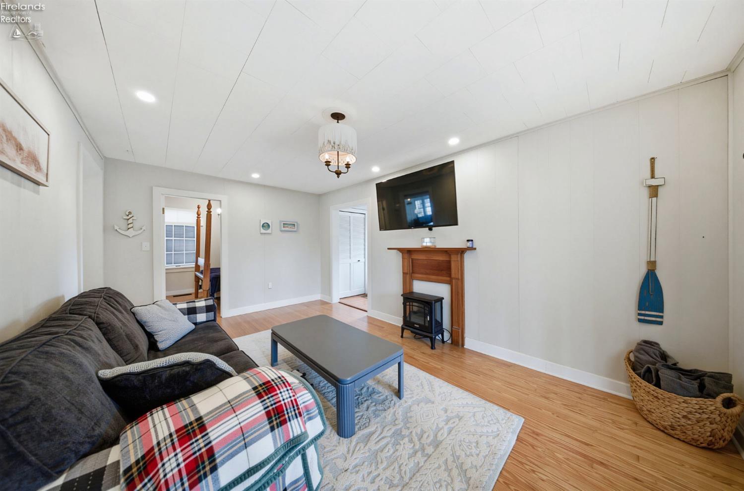 113 W Iroquois Trail