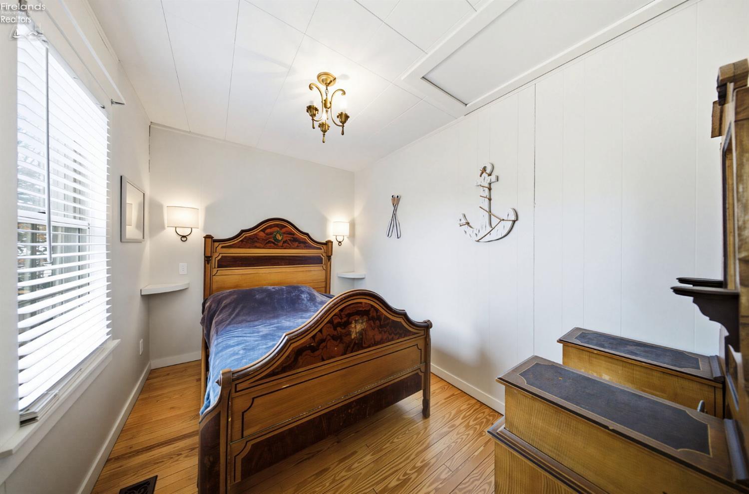 113 W Iroquois Trail