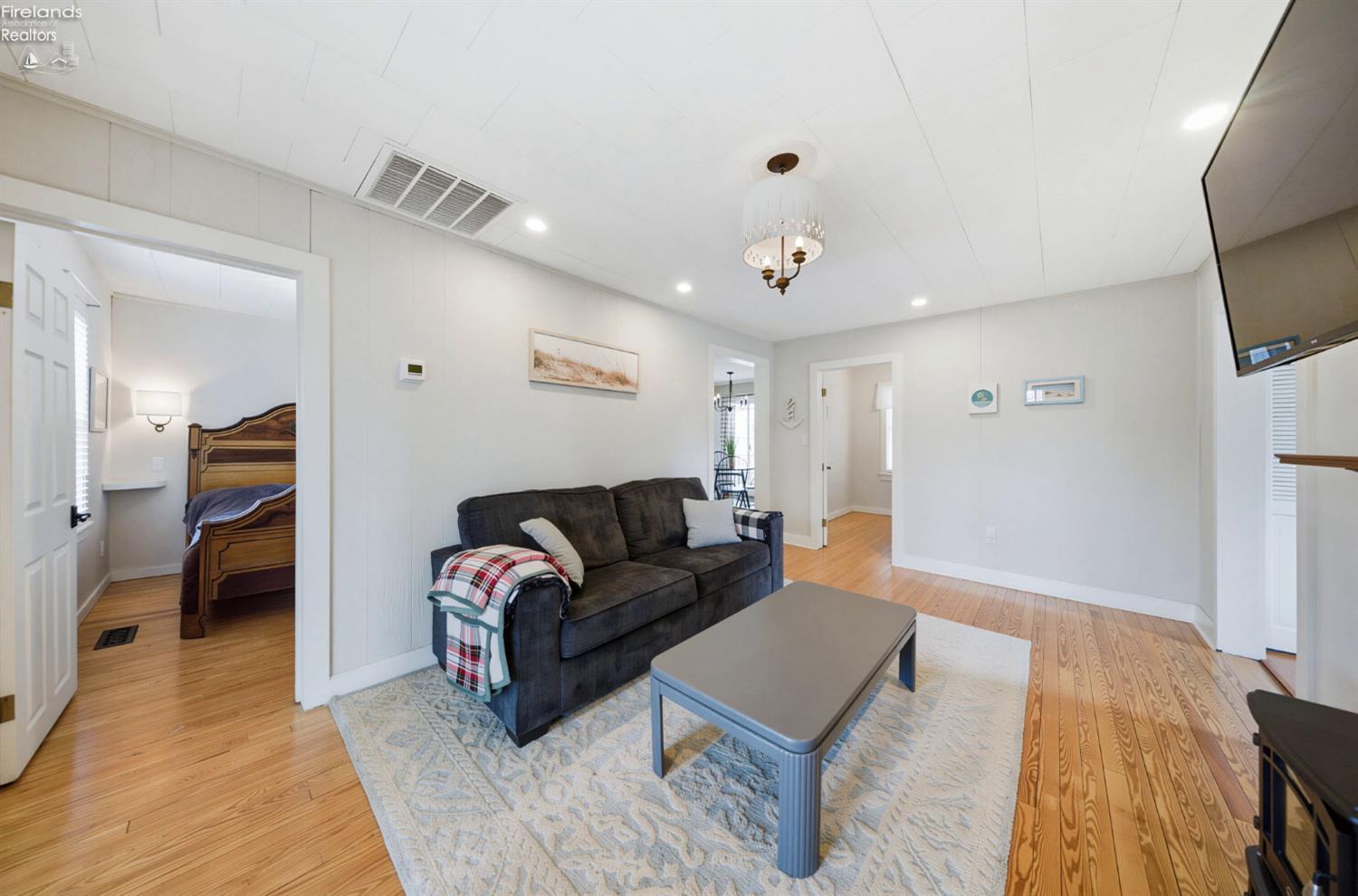 113 W Iroquois Trail