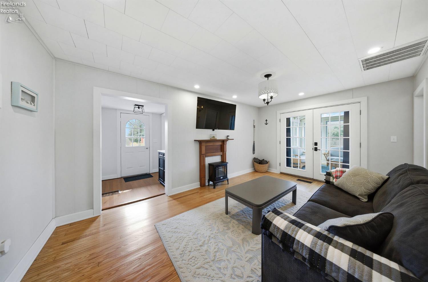 113 W Iroquois Trail