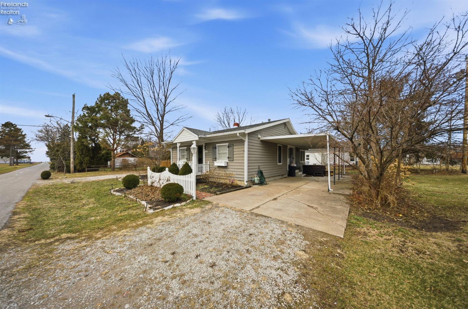 113 W Iroquois Trail