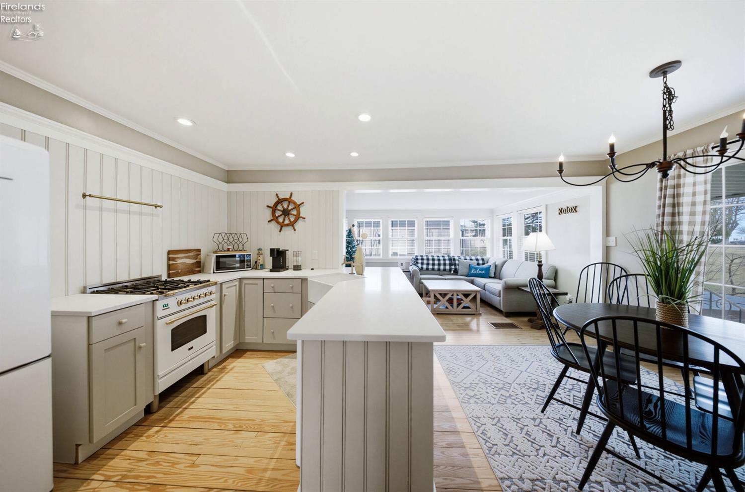 113 W Iroquois Trail