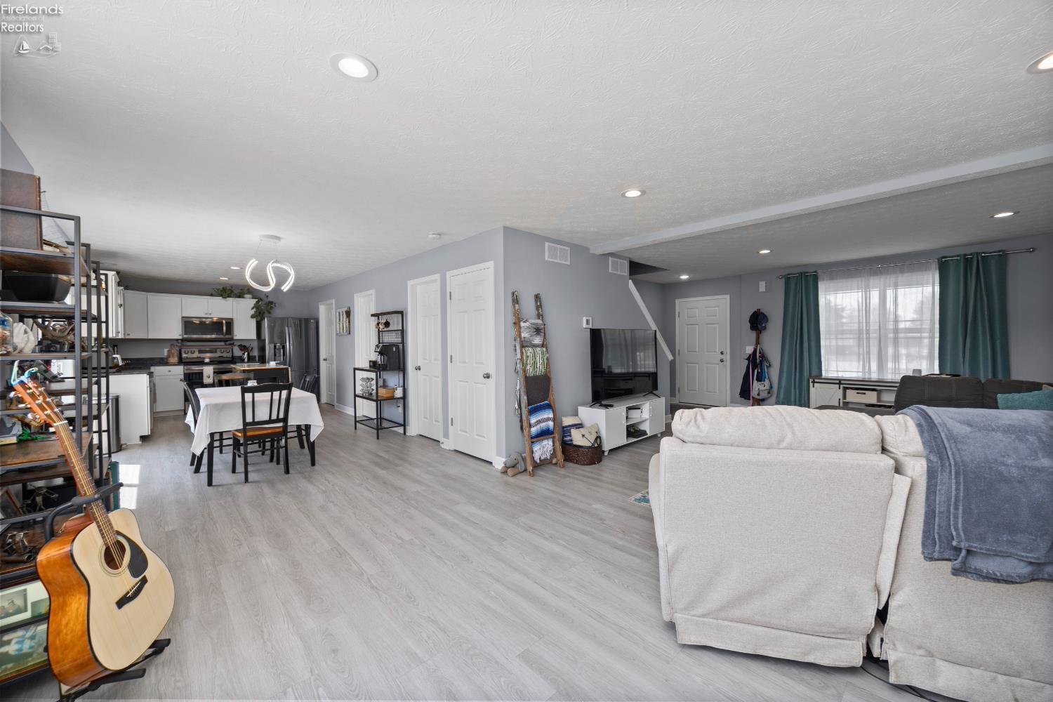 2702 W Bogart Road