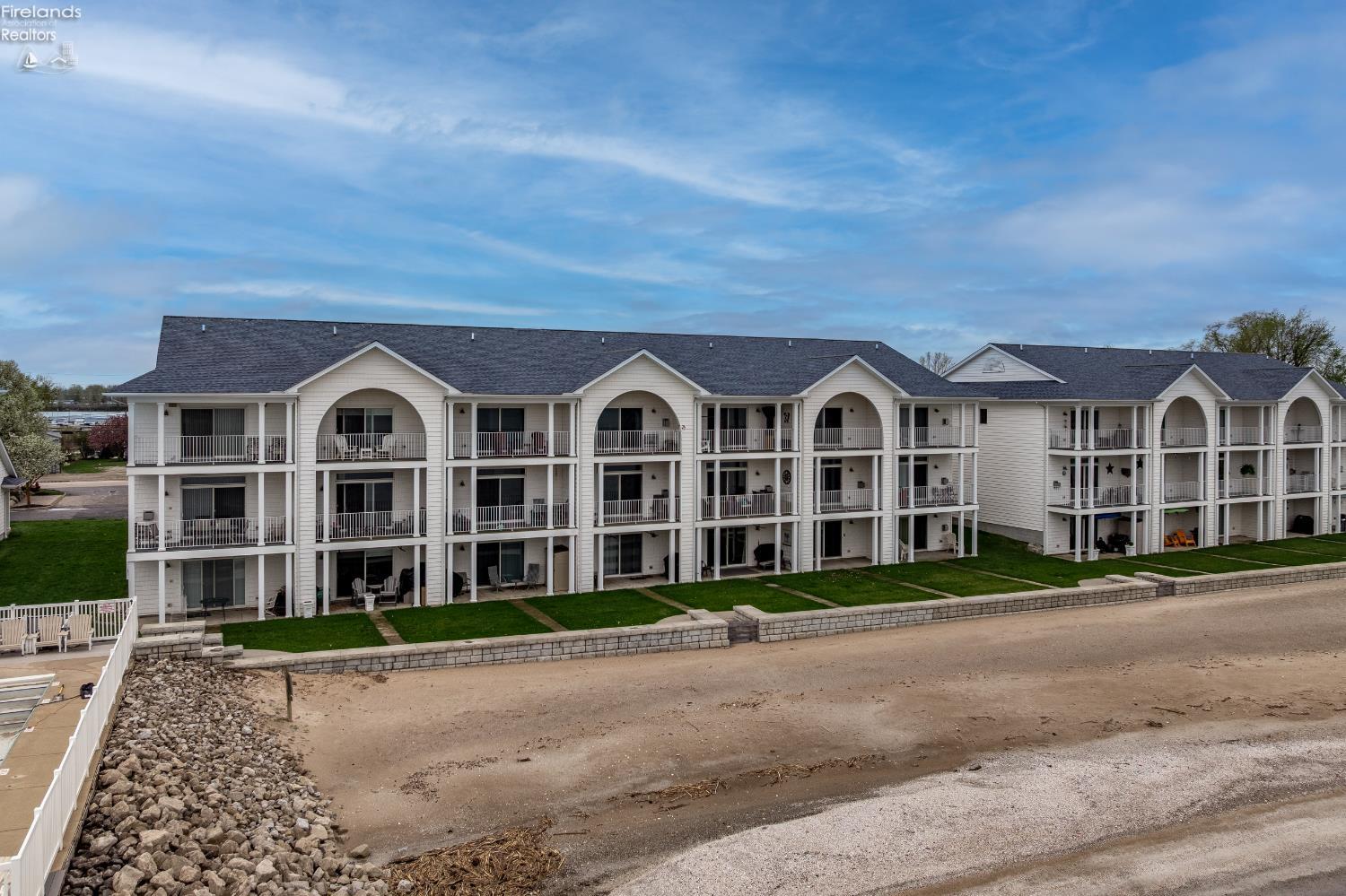 1213 W Lakeshore Drive