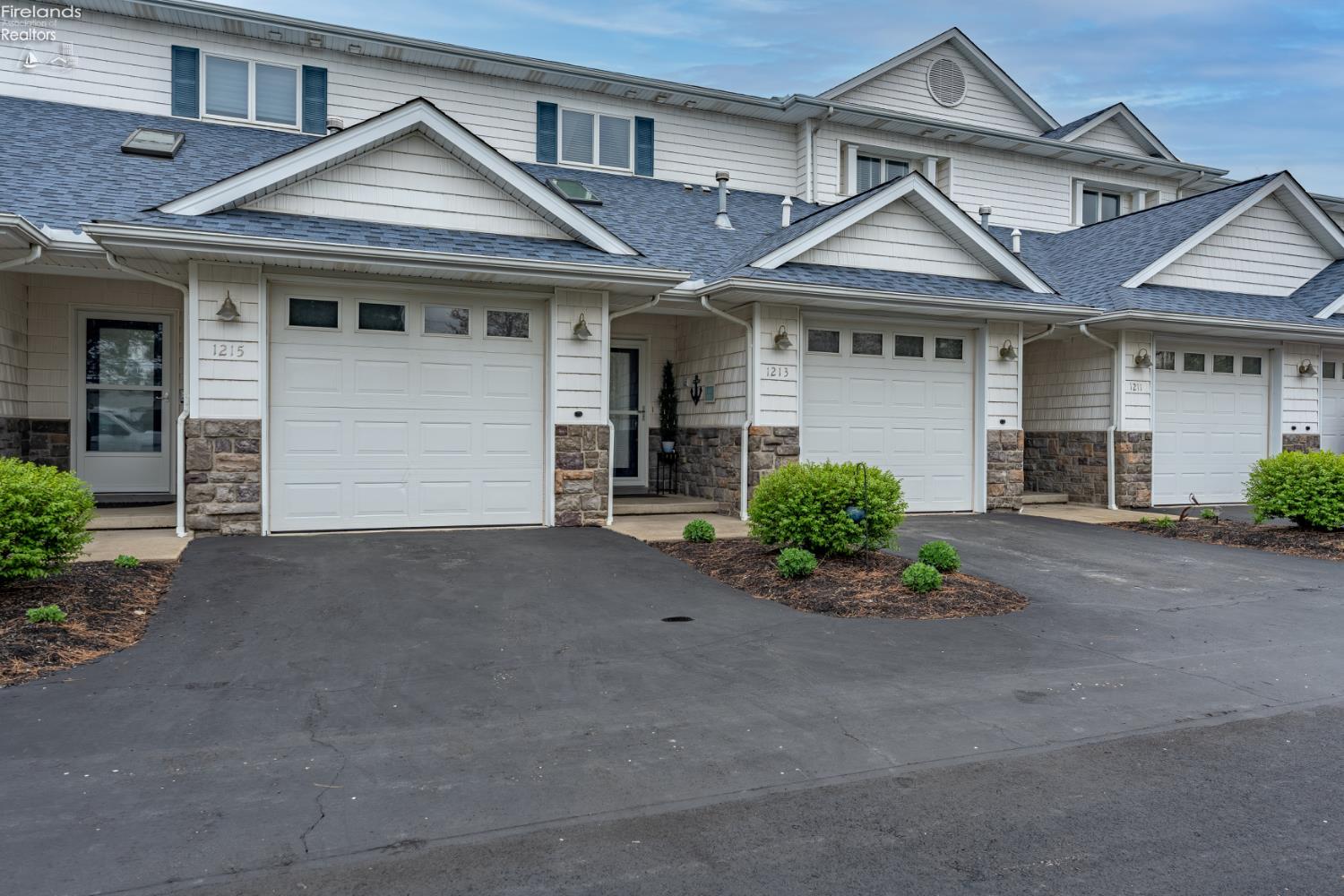 1213 W Lakeshore Drive