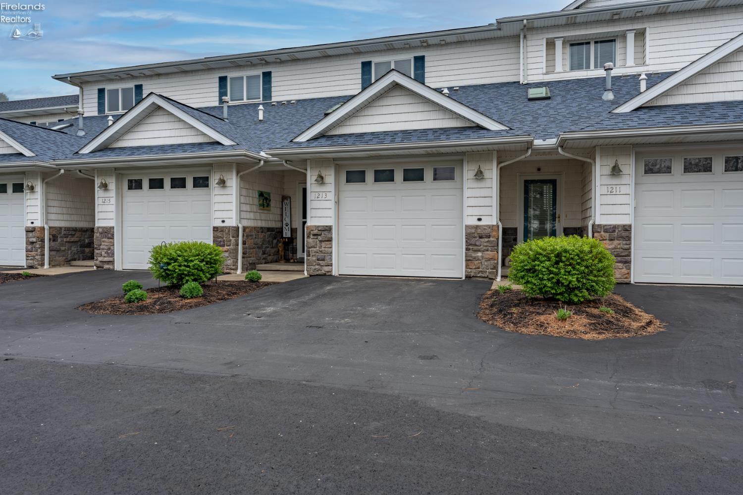1213 W Lakeshore Drive
