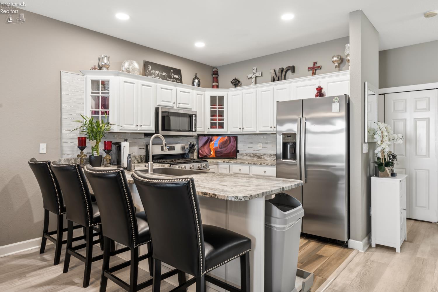 1213 W Lakeshore Drive