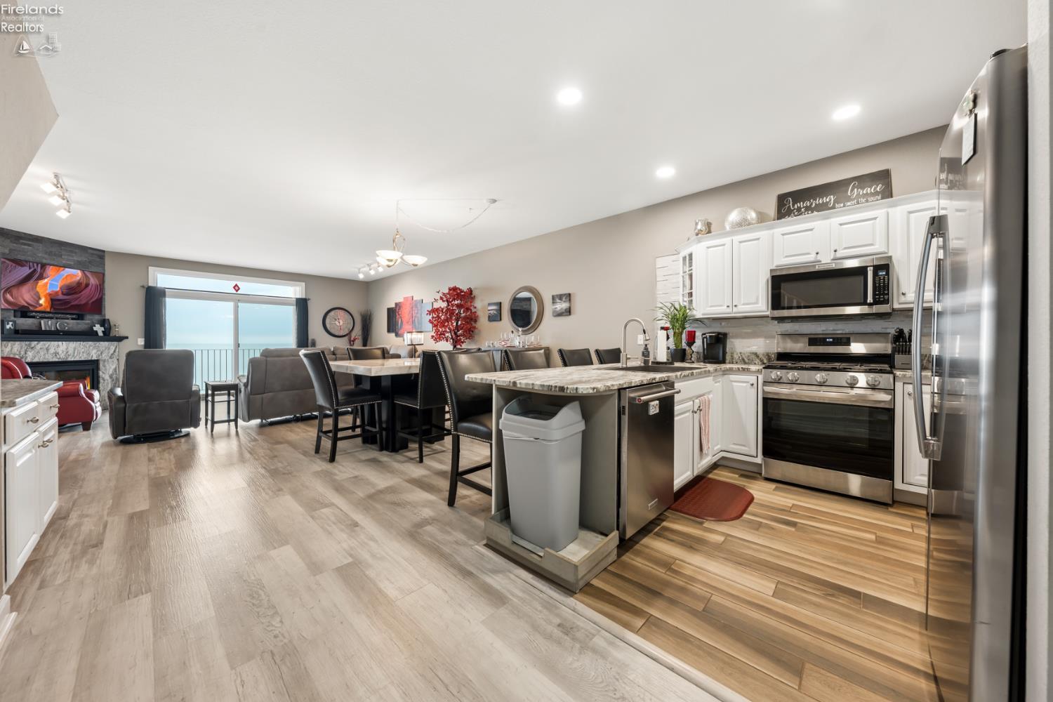 1213 W Lakeshore Drive