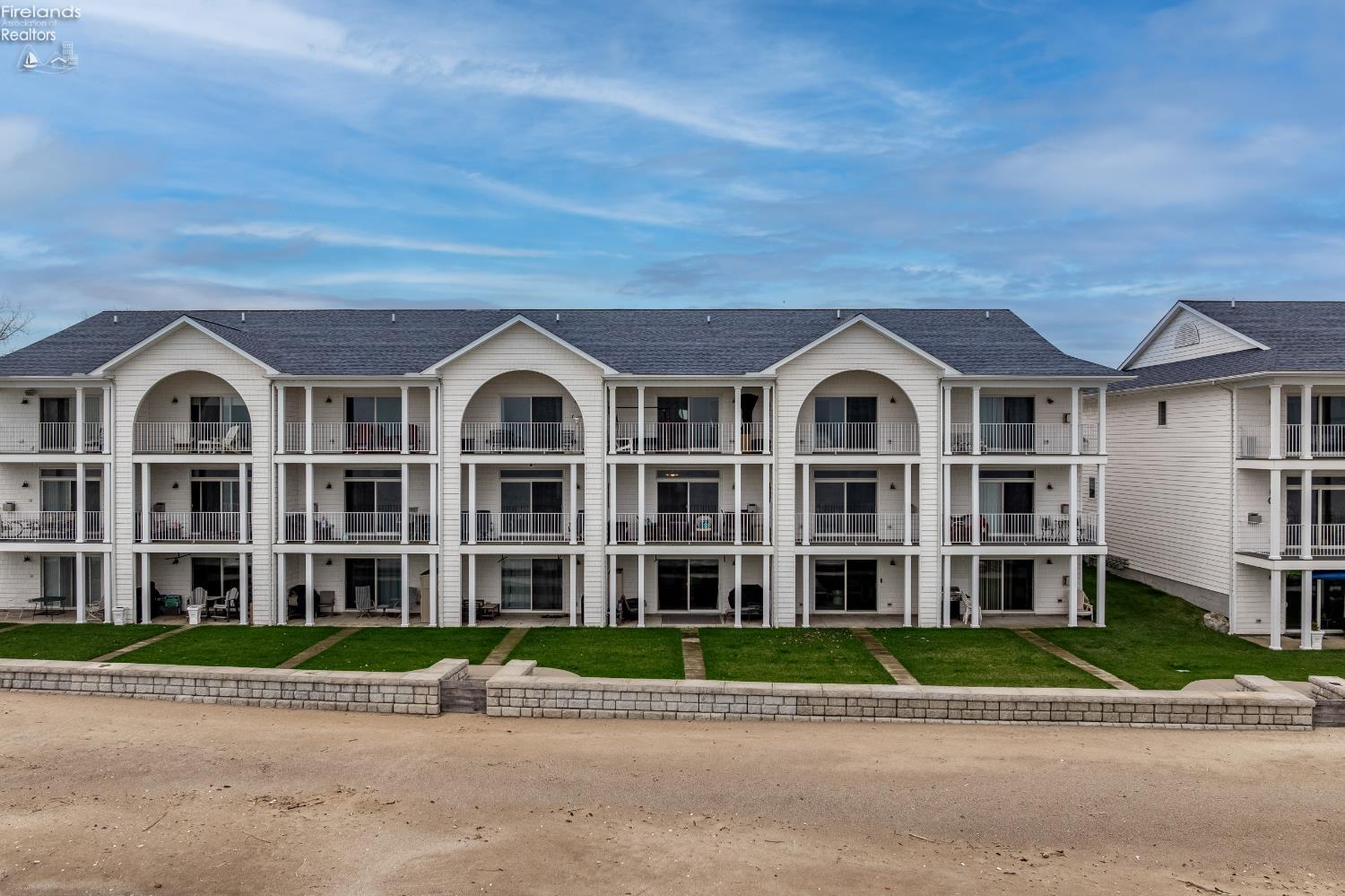 1213 W Lakeshore Drive