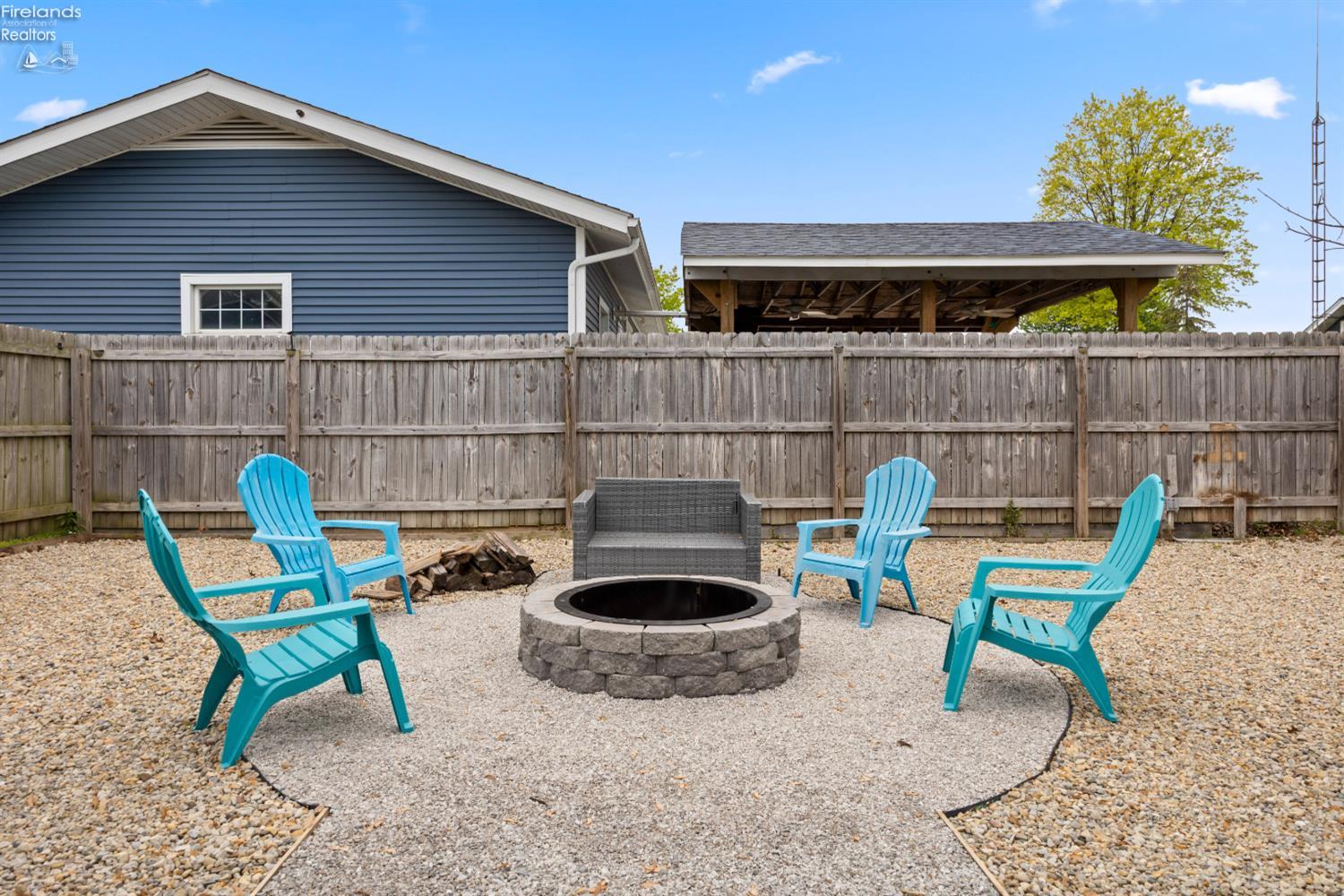 230 N Sackett Road