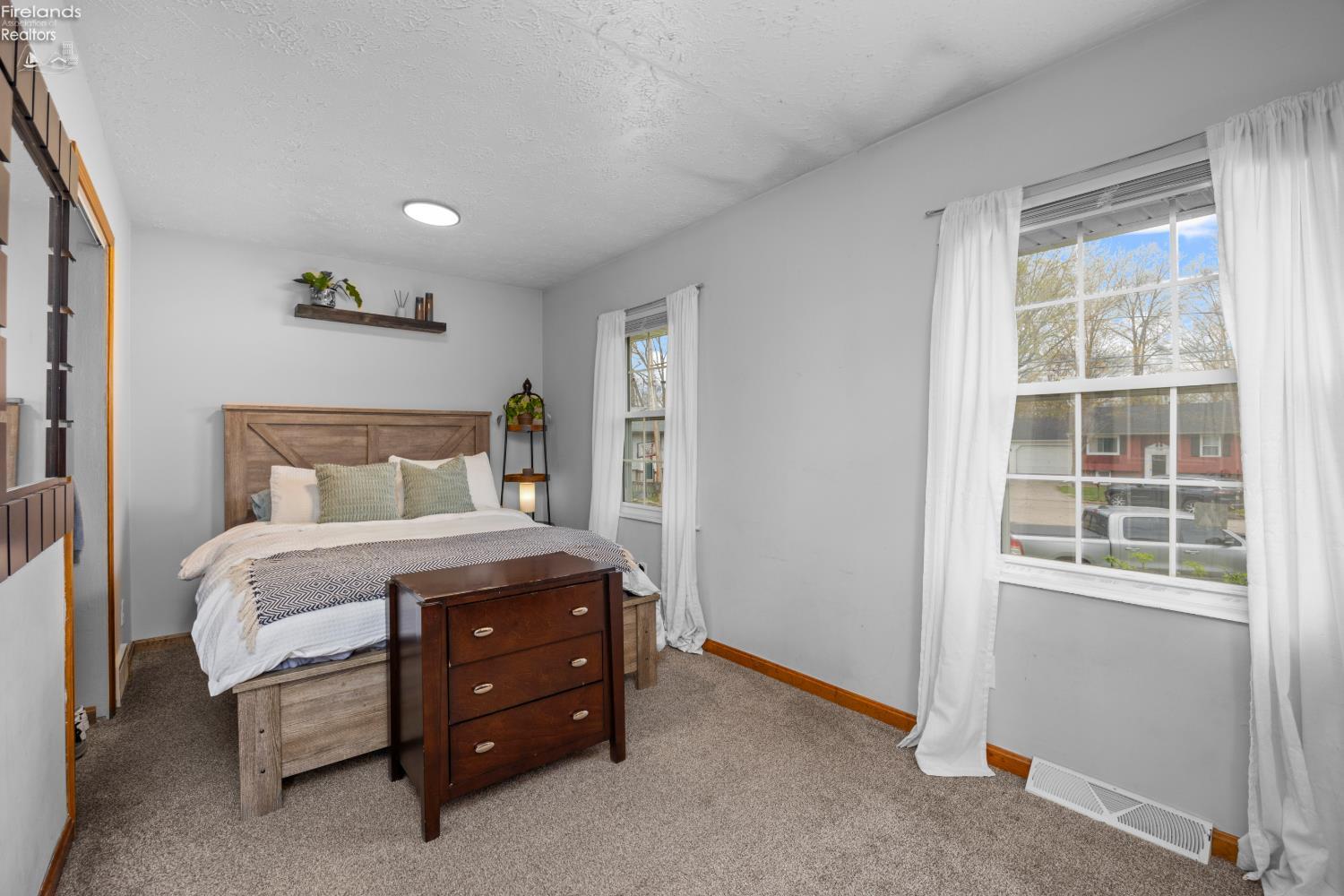 1121 Oakwood Drive
