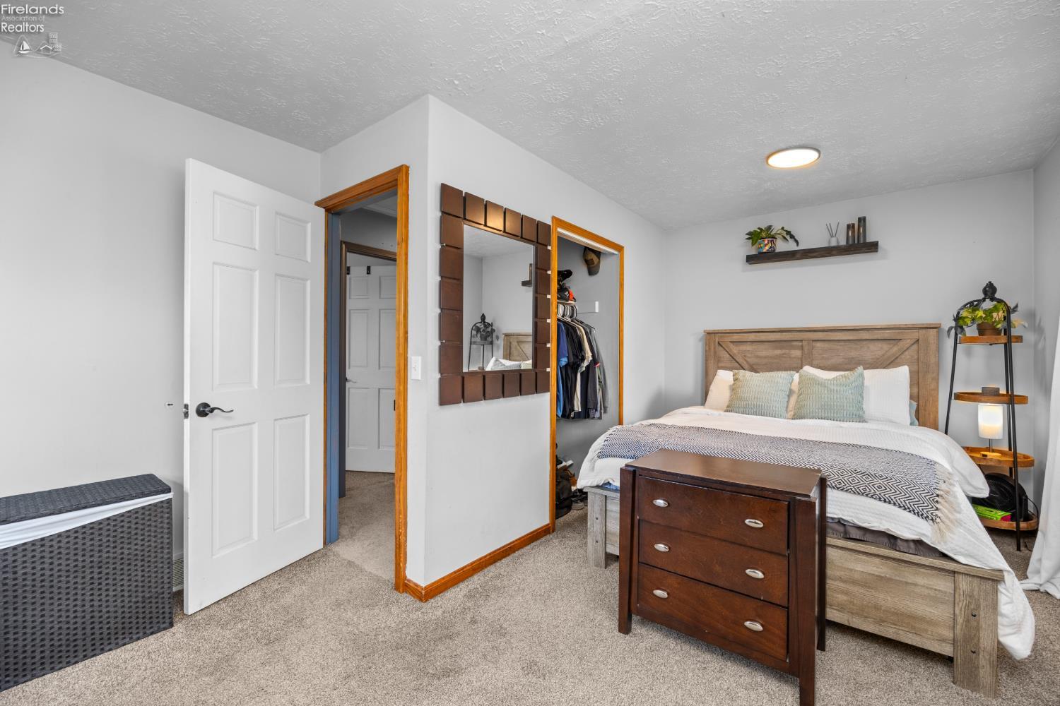 1121 Oakwood Drive