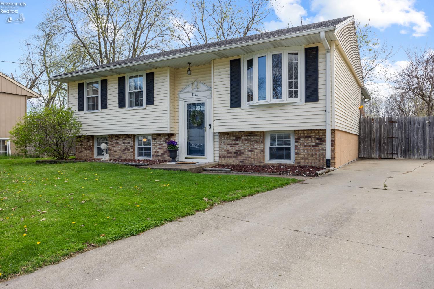 1121 Oakwood Drive