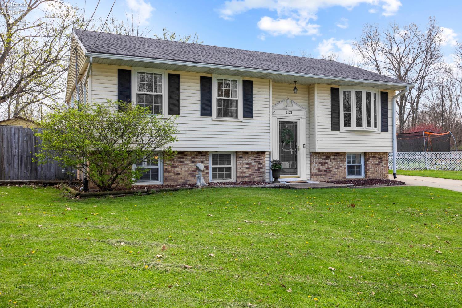 1121 Oakwood Drive