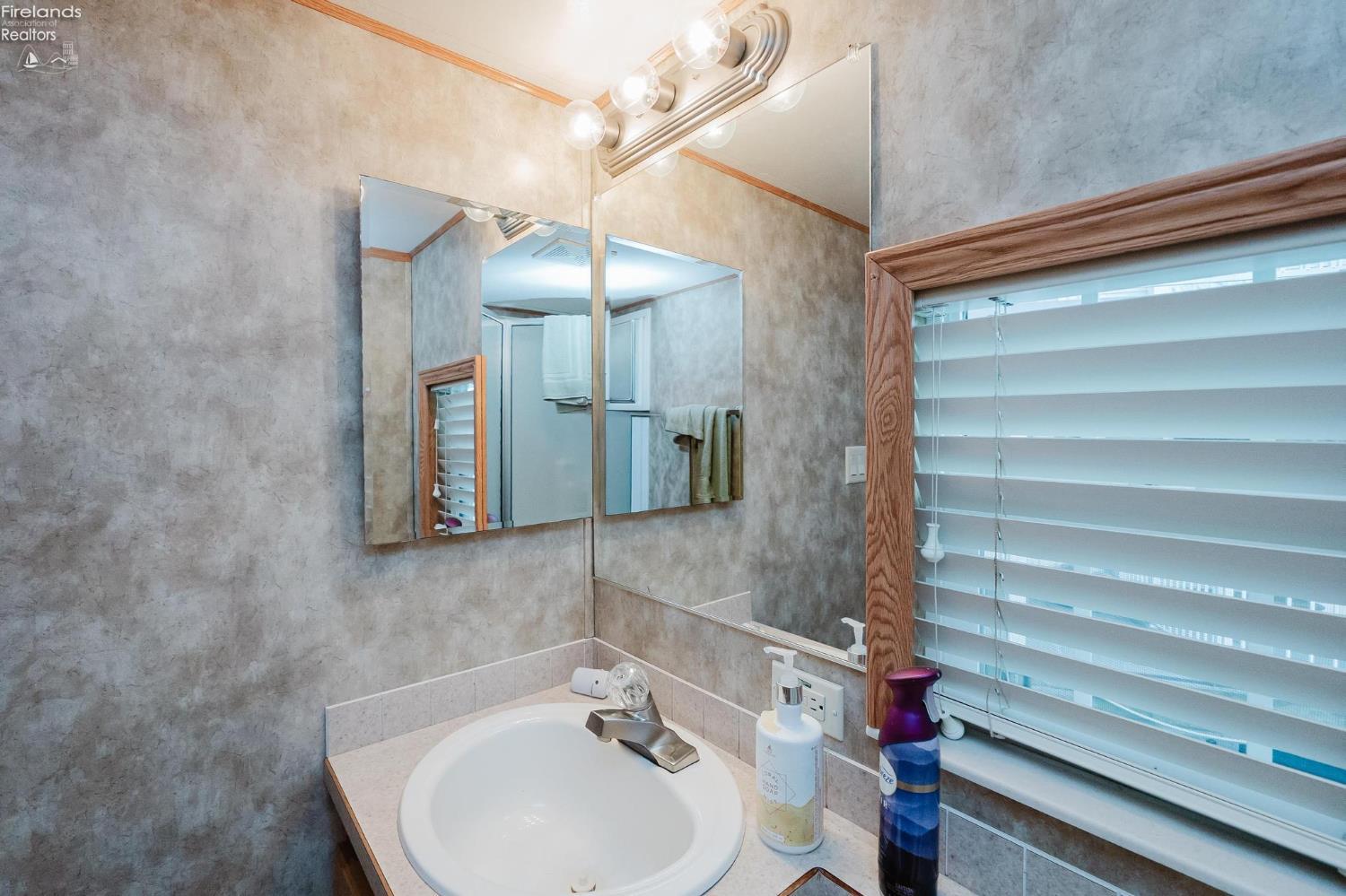 1805 W Lakeshore Drive