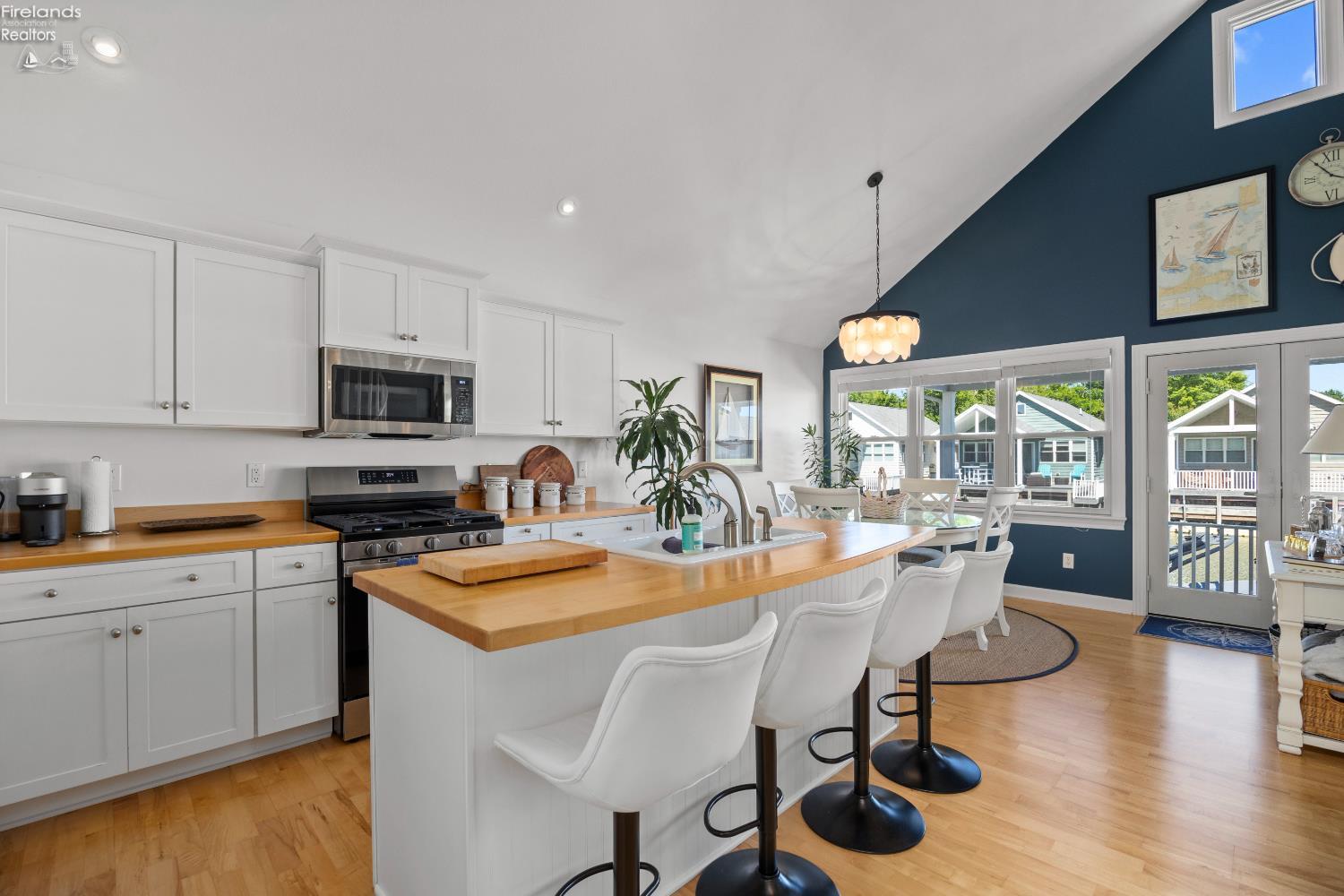 9886 E Bayshore Road 19