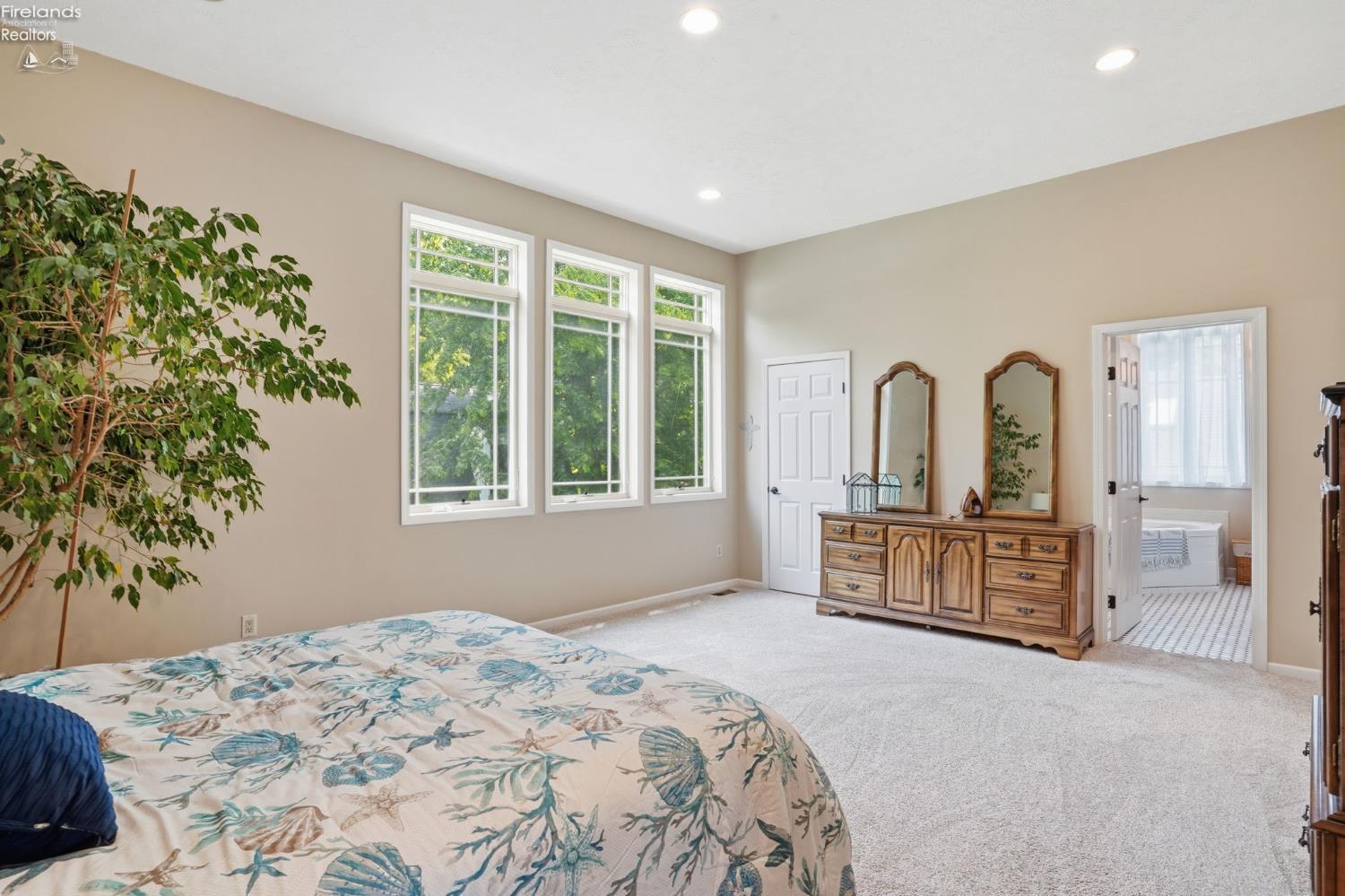 3594 S Memorial Shoreway Drive