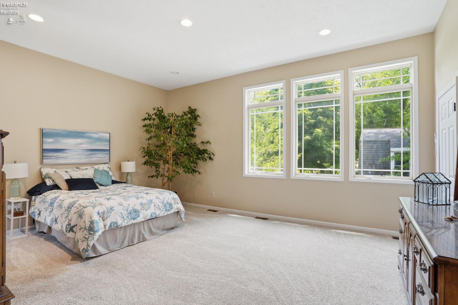 3594 S Memorial Shoreway Drive