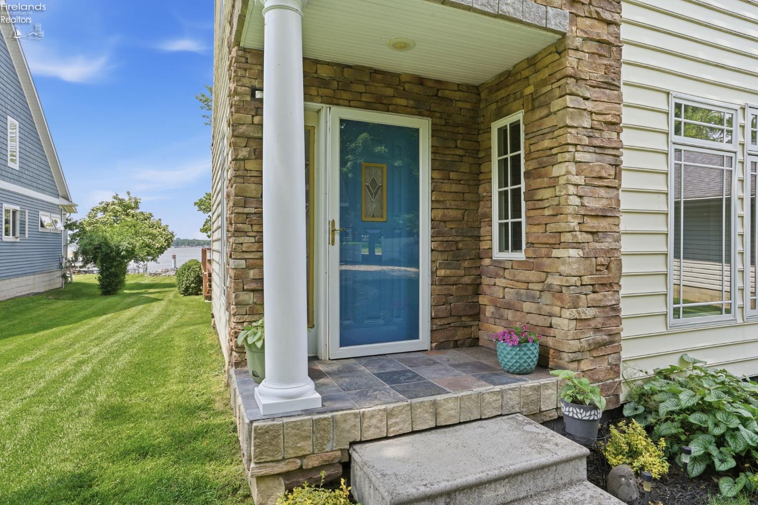 3594 S Memorial Shoreway Drive