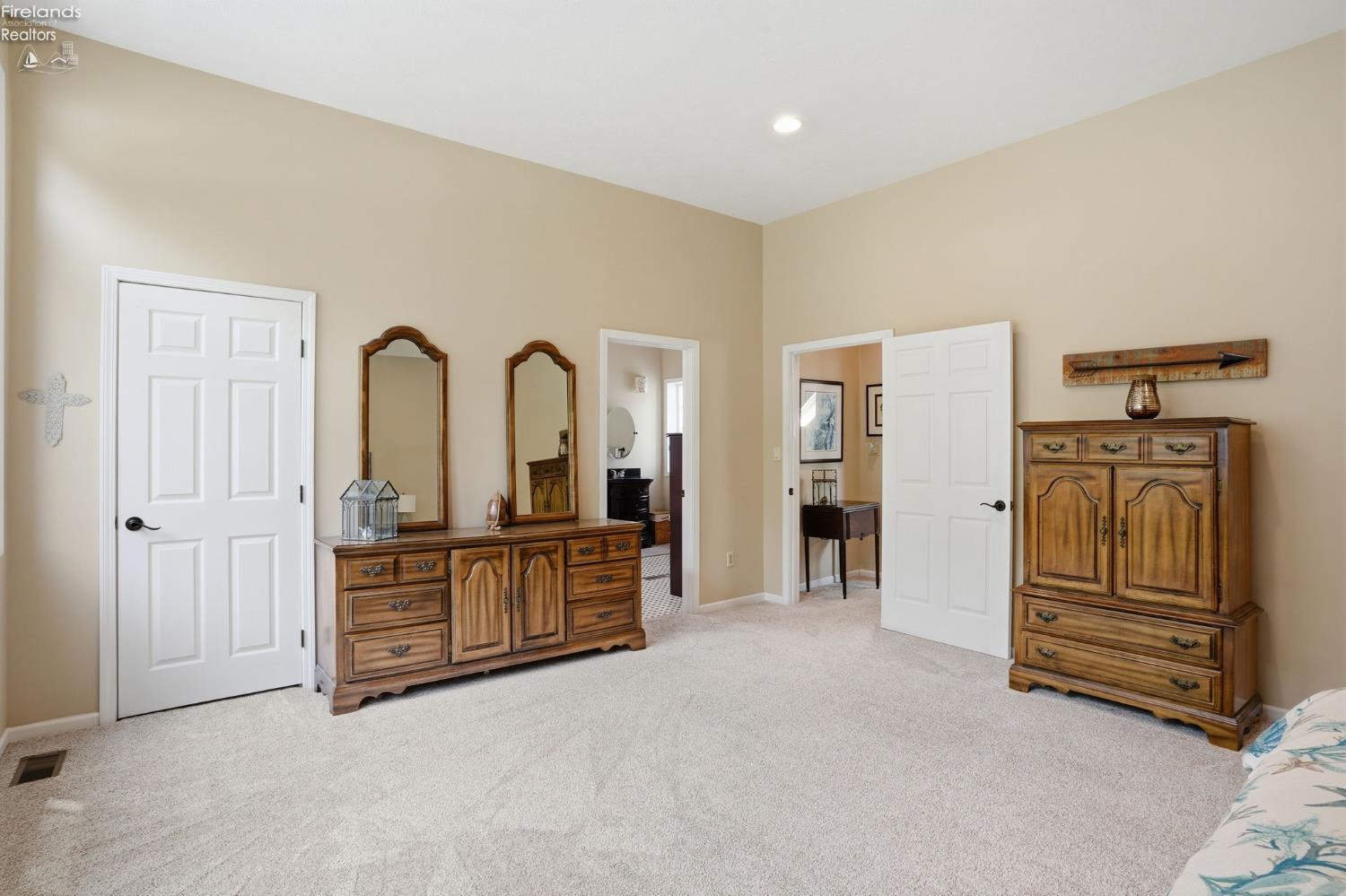 3594 S Memorial Shoreway Drive