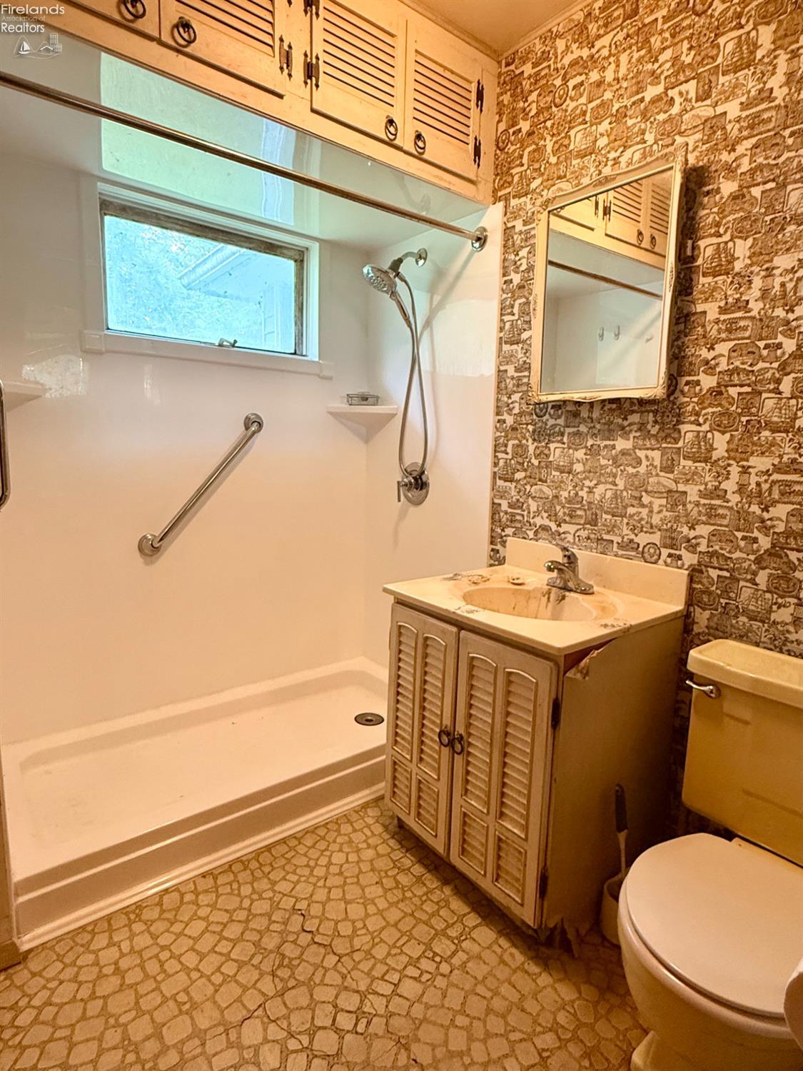 109 W Mohegan