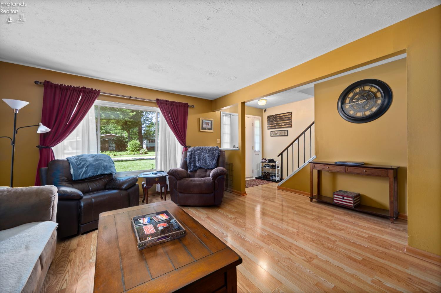 26043 Redwood Dr