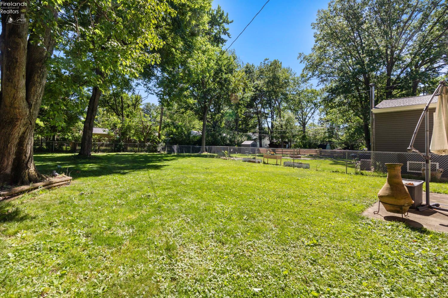 26043 Redwood Dr