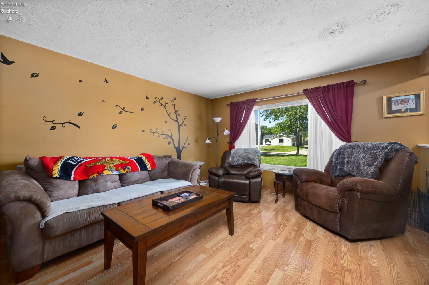 26043 Redwood Dr