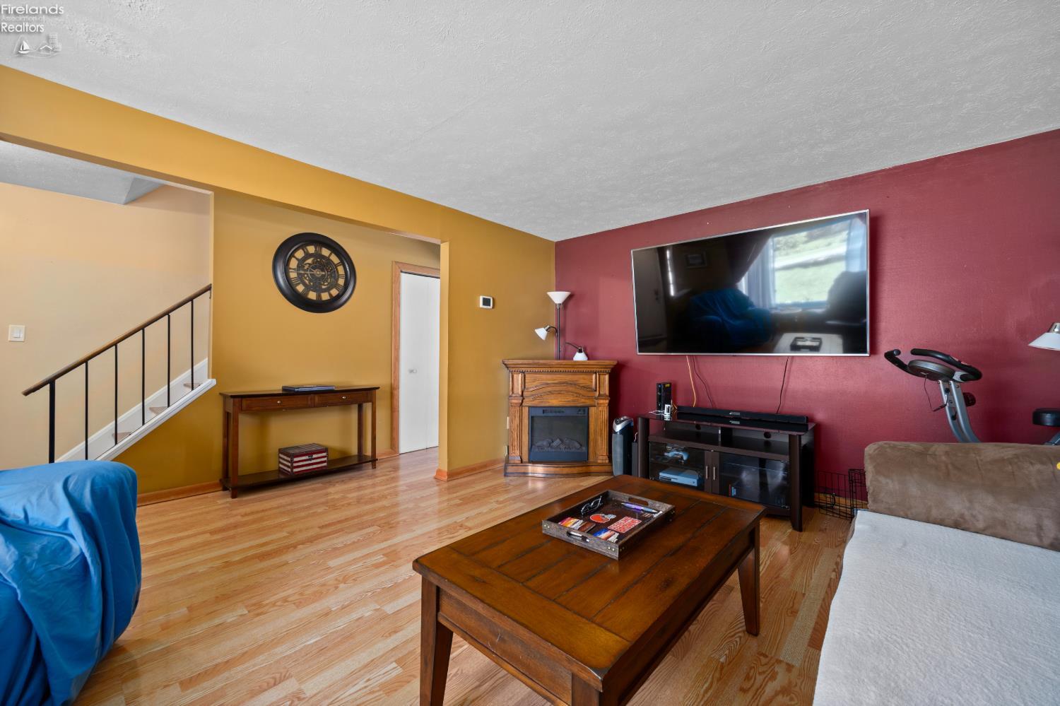 26043 Redwood Dr
