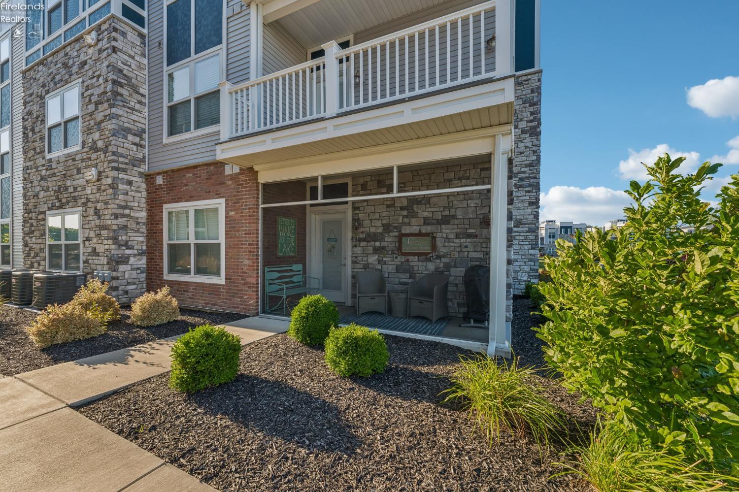 2644 S Waterside Court