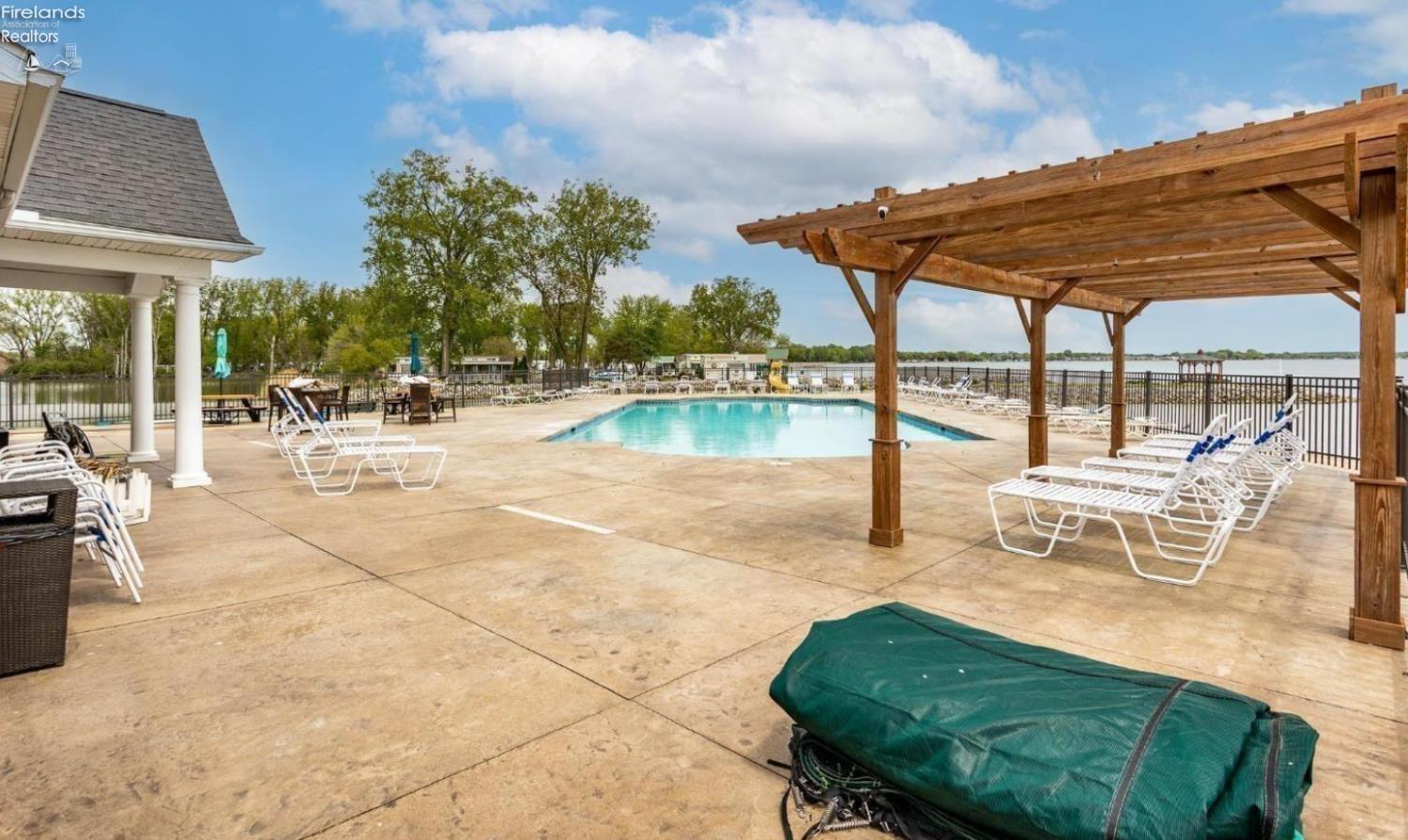 2644 S Waterside Court