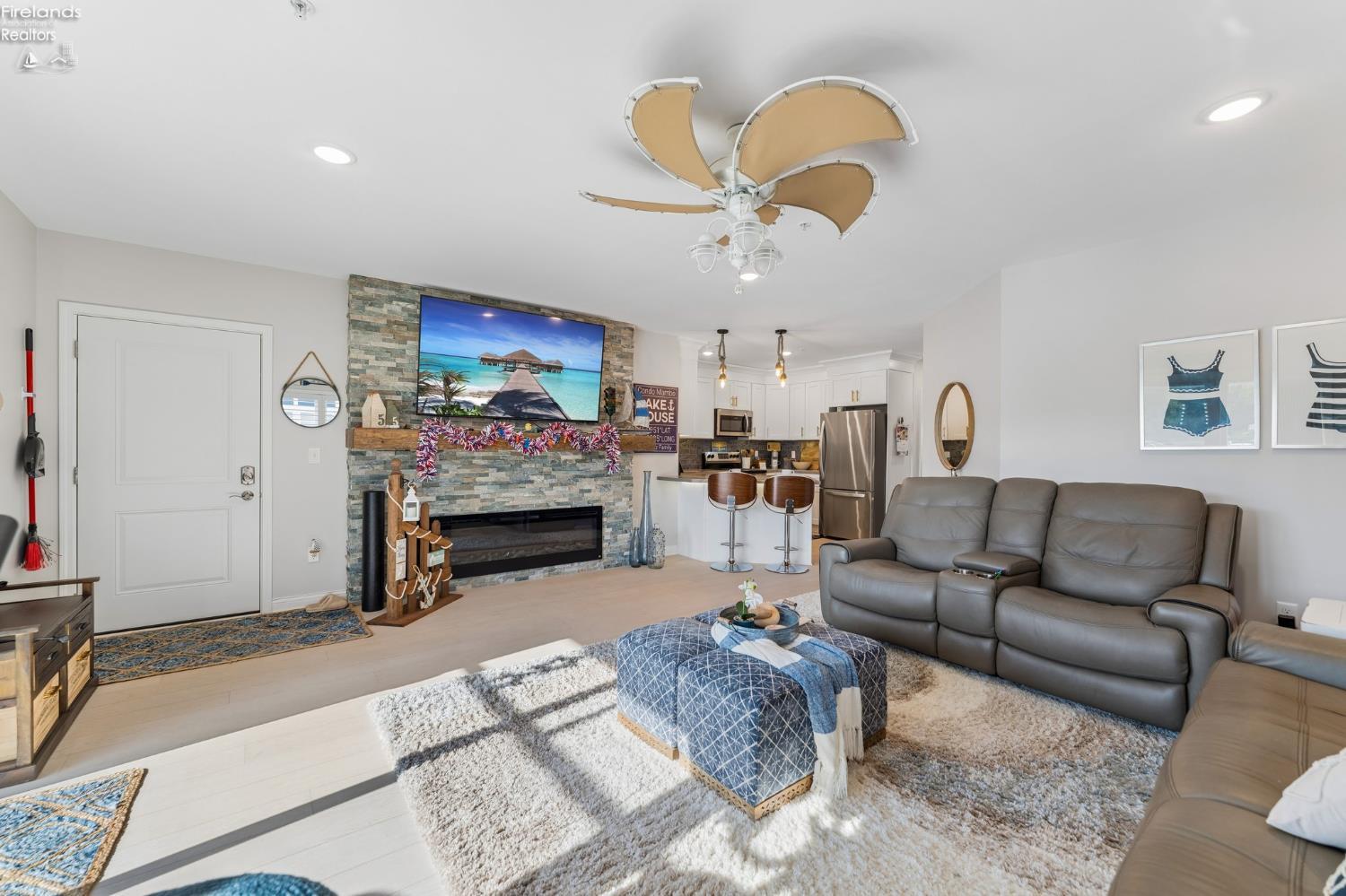 2644 S Waterside Court